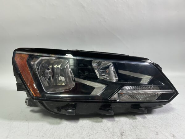 OEM 2016-2019 VOLKWAGEN PASSAT  RIGHT SIDE HEADLIGHT Halogen Headlamp