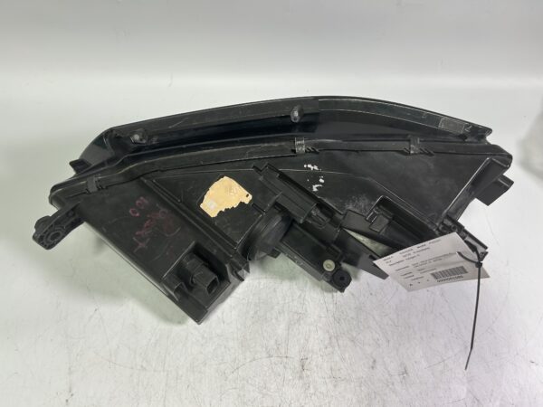 OEM 2016-2019 VOLKWAGEN PASSAT  RIGHT SIDE HEADLIGHT Halogen Headlamp