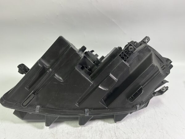 OEM 2016-2019 VOLKWAGEN PASSAT  RIGHT SIDE HEADLIGHT Halogen Headlamp