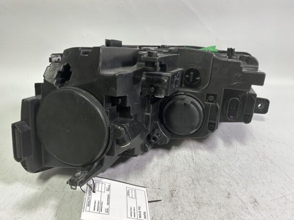OEM 2016-2019 VOLKWAGEN PASSAT  RIGHT SIDE HEADLIGHT Halogen Headlamp