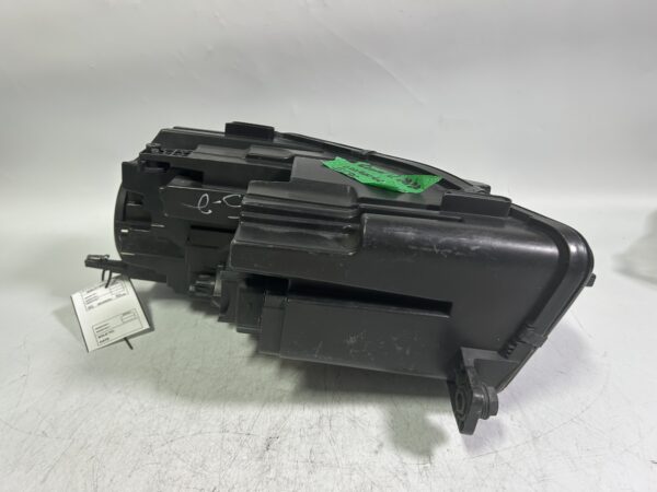OEM 2016-2019 VOLKWAGEN PASSAT  RIGHT SIDE HEADLIGHT Halogen Headlamp
