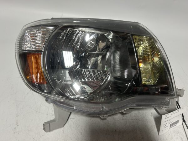 IMG_3702 OEM 2005-2007 TOYOTA TACOMA Right RH Passenger Side Headlight Headlamp