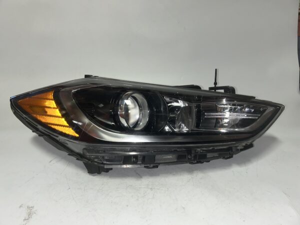 IMG_9640 2017-2018 Hyundai Elantra Passenger RH HeadLight Lamp OEM